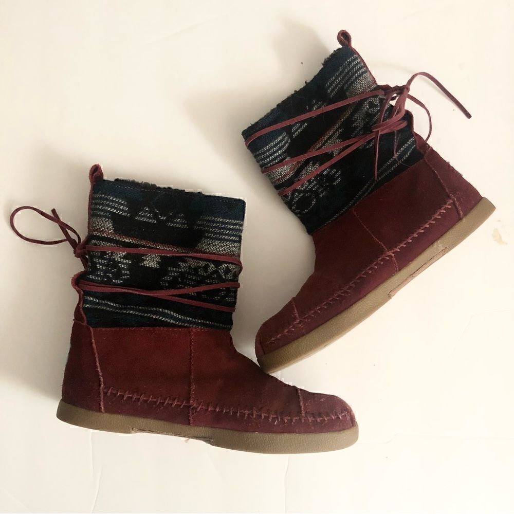 Toms Aztec style leather moccasin lace up boots size 6